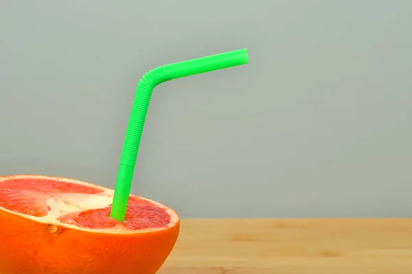 Sulu greyfurt ve yeşil kokteyl pipetleri. Yüksek vitaminli sağlıklı bir içeceğin tadını çıkarmak için.
