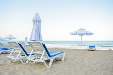 Coronavirus salgını sırasında hiç insan ve turist olmayan boş bir plaj. Coronavirüs 'ün yayılması ve turizm sektöründeki kriz kavramı.