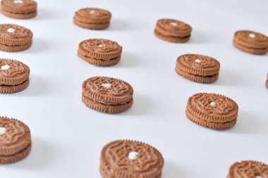 Kurabiyeler sıraya dizildi. Kullanıcının bilgisayarında çerez ağı verilerinin toplanması ve görselleştirilmesi.