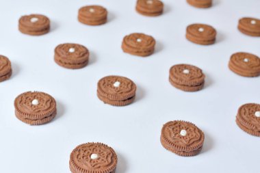 Kurabiyeler sıraya dizildi. Kullanıcının bilgisayarında çerez ağı verisi toplamanın kavramsal görselleştirmesi.