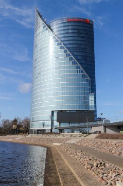 RIGA, LATVIA - 28 Mart 2021 Swedbank İskandinav-Baltık bankacılık grubunun Riga şubesinin modern gökdelenin cephesi.