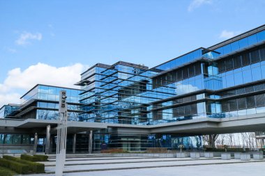 RIGA, LATVIA - 28 Mart 2021: Letonya Bankası 'nın Riga şubesinin ön cephesi. Letonya Bankası şubesi - nakit rezervlerinin depolanması ve işletilmesi, ticari bankalara hizmet.