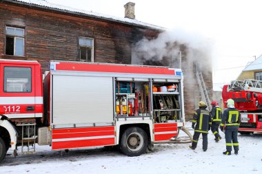 Riga, Letonya 'da 7 Mart 2021' de çıkan yangında ekipman ve itfaiye ekipmanlarıyla birlikte çalışan itfaiye aracı.