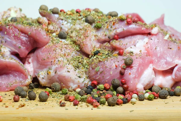 Taze pişmemiş domuz etine farklı biberlerle baharat karışımı. Et ürünlerinin hazırlanmasında aroma ve tat katmak için baharat ve biber kullanımı.
