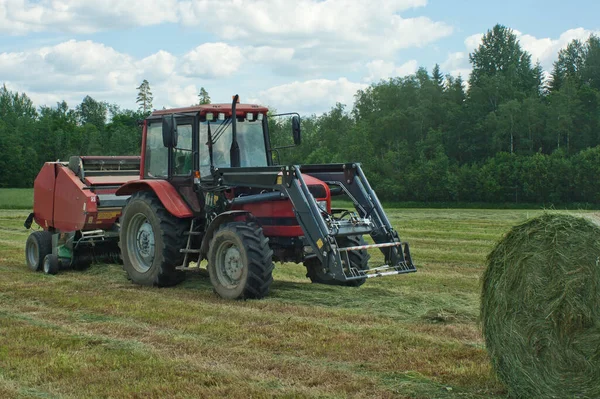 Tractor Durante Fabricación Fardos Heno Para Ganado Durante Trabajo Campo — Foto de Stock