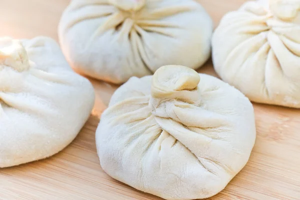 Donmuş hamur köftesi ya da haşlanmaya hazır etle doldurulmuş khinkali..
