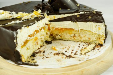 Kremalı yarım çikolatalı pasta. Pasta parçalara ayrıldı ve doğum gününden sonra yarısı yendi..