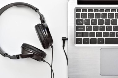 Kulaklık, müzik ve sesli kitaplar için dizüstü bilgisayar, çevrimiçi öğrenmeler, uzaktan kumanda. İş ve eğlence için en iyi kulaklık ve bilgisayar görüntüsü.