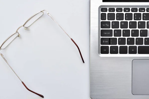 Vista Superior Gafas Teclado Del Ordenador Portátil Problemas Visión Trabajo — Foto de Stock