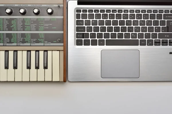 Draufsicht Auf Synthesizer Und Laptop Computer Zur Erzeugung Von Sound — Stockfoto