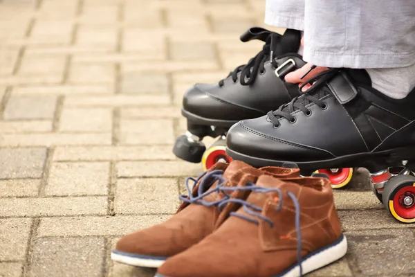 男人穿上溜冰鞋 在往返办公室和家之前 把休闲鞋换成轮滑鞋 — 图库照片
