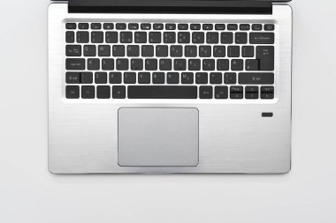 Modern kompakt bir dizüstü bilgisayarın klavyesi. Çevrimiçi çalışma ve yazma için taşınabilir bilgisayar klavyesi olan en küçük çalışma alanı.