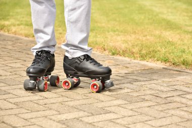 Boş zamanlarında paten kayan erkek bacakları, eğlence ve yaz eğlencesi..