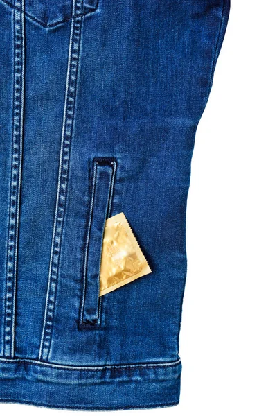 ポケットにコンドーム包装のジャンジャケット 白い背景にフロントポケットにコンドームパッケージとブルーデニムジャケット — ストック写真