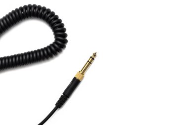 Beyaz arka planda kablolu müzik kulaklığı. Ses cihazlarını ve müzik aletlerini bağlamak için altın kriko prizi. Analog ses sinyalleri için elektrik konnektörü.