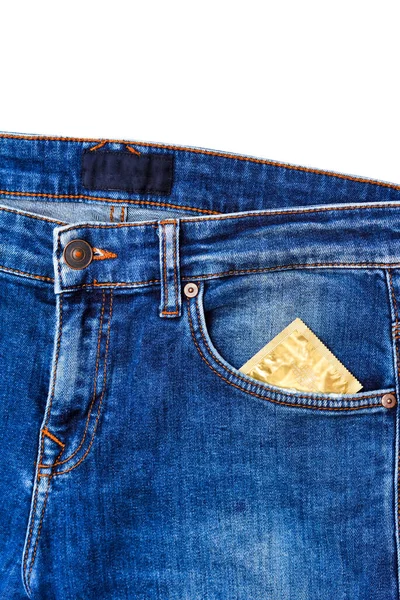 青い男性のジーンズのサイドポケットにコンドームのパッケージ ジーンズの上を飛ぶとポケットにコンドームのパッケージ — ストック写真