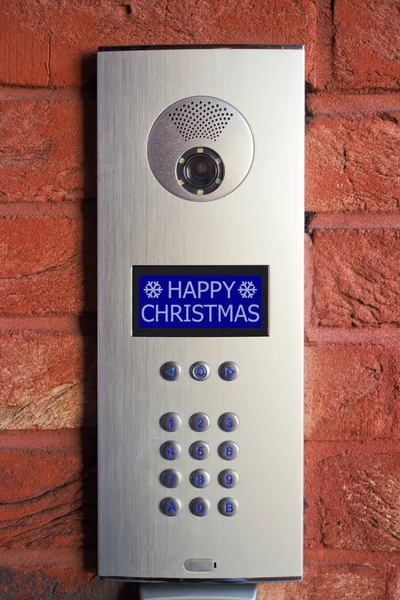 圣诞快乐 文字在屏幕上的对讲机在入户前的寒假前夕 带有门铃的视频和语音安全系统 — 图库照片