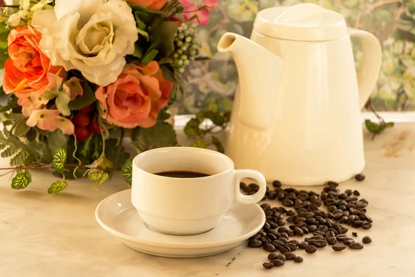 Kahve fincanı ve kavanoz