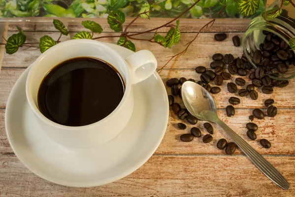 bahçesinde kahve fincanı