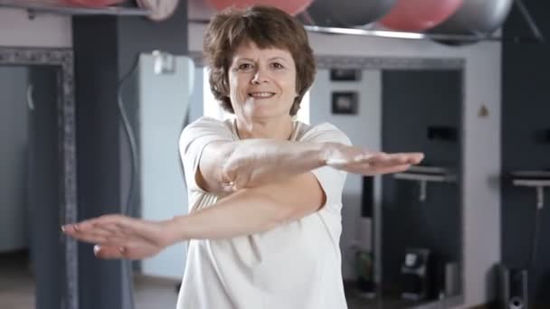 Seniorin macht Übungen im Fitnessstudio, reifen, Fitness, Stretching, Yoga — Stockvideo