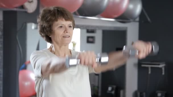 Seniorin, die Hanteln hebt, reifen, Fitness — Stockvideo