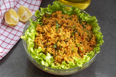 Geleneksel lezzetli Türk yemekleri: bulgur salatası (kisir)