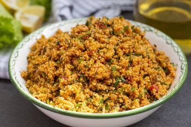 Geleneksel lezzetli Türk yemekleri: bulgur salatası (kisir)