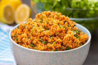 Geleneksel lezzetli Türk yemekleri: bulgur salatası (kisir)
