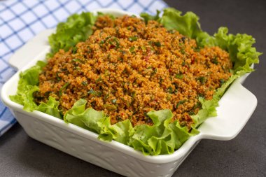 Geleneksel lezzetli Türk yemekleri: bulgur salatası (kisir)