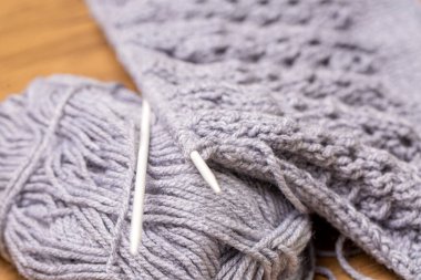 Yünlü örgü ve örgü iğneleri.