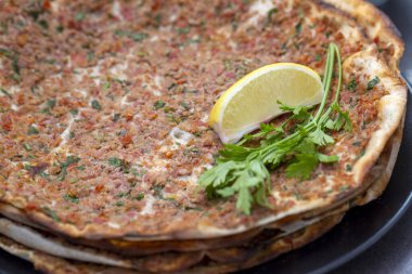Türk yemekleri; Türk pizzası / Lahmacun