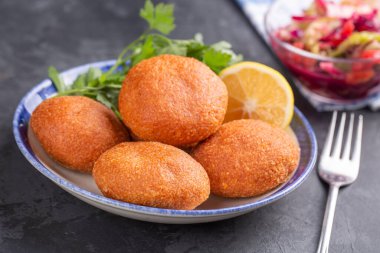 Tabakta kızarmış tavuk pirzolası