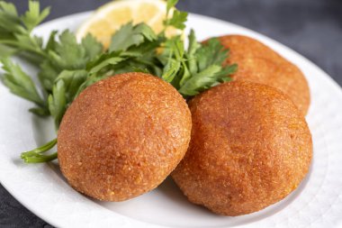 Tabakta kızarmış tavuk pirzolası