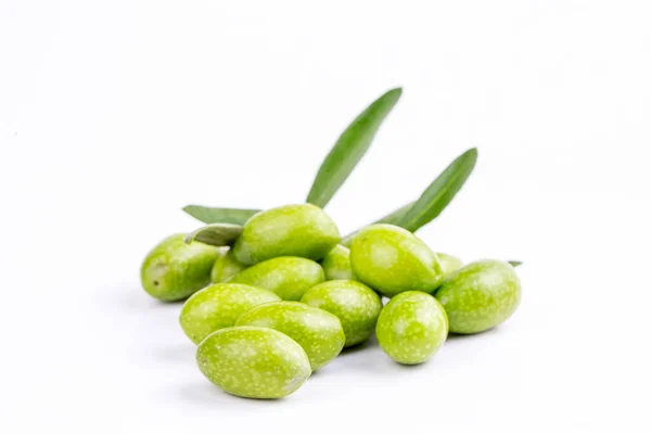 白色背景的绿色橄榄 — 图库照片