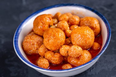 Geleneksel lezzetli Türk yemekleri; Bulgur çorbası (Anali Kizli, icli kofte)