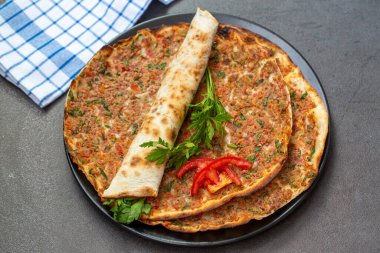 Türk yemekleri; Türk pizzası / Lahmacun