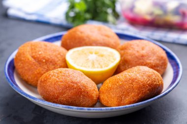 Kibbeh, geleneksel lezzetli Türk yemekleri, Ortadoğu mutfağında popüler bir yemektir; 