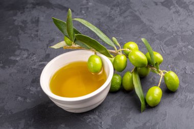 Yeşil zeytin ve zeytinyağı