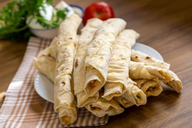 Geleneksel, yerel Türk yemekleri; peynirli hamur işi paketi (Türkçe adı: Sikma)