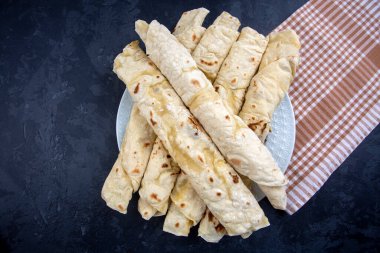 Geleneksel, yerel Türk yemekleri; peynirli hamur işi paketi (Türkçe adı: Sikma)