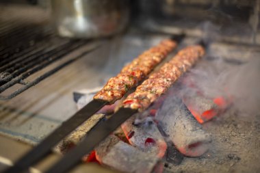 Şişte ızgara kebap eti.
