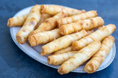 Sigara Boregi Türk Purosu Şeklinde Yuvarlanmalar