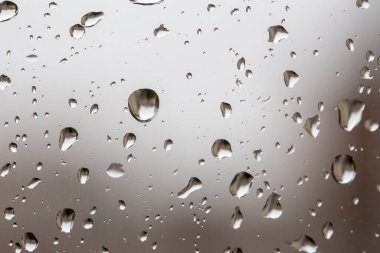 Cam pencereye su damlaları, desenli arka plan