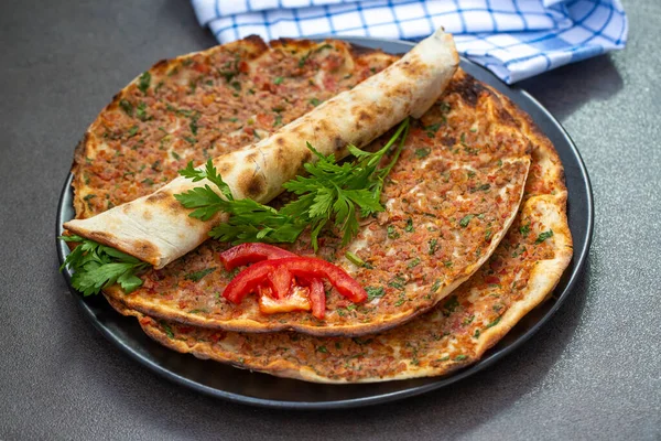 Νόστιμη Φρέσκια Τούρκικη Πίτσα Lahmacun — Φωτογραφία Αρχείου