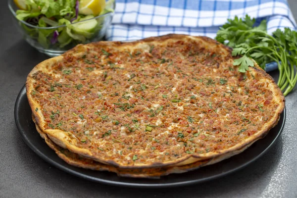 Вкусная Свежая Турецкая Пицца Lahmacun — стоковое фото