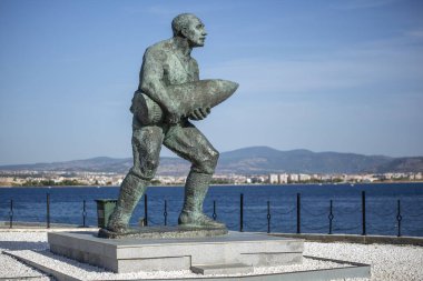 Çanakkale, Türkiye - 18 Ekim 2020: Türkiye 'nin Çanakkale Şehitleri Anıtı' nda bir top parçası taşıyan ünlü Türk Onbaşı Seyit Cabuk (Seyit Onbasi) heykeli, Türkiye 'nin Çanakkale kentinde Türkiye.--.