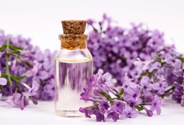 Masadaki güzel şişede gerekli yağ.