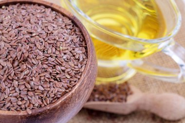 Beyaz arkaplanda keten tohumu ve yağ izole 