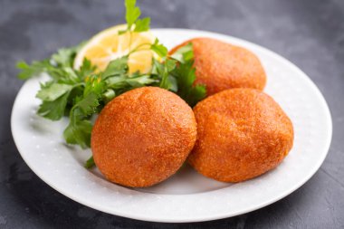 Tabakta kızarmış tavuk pirzolası