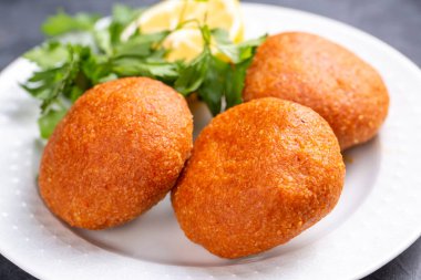 Tabakta kızarmış tavuk pirzolası